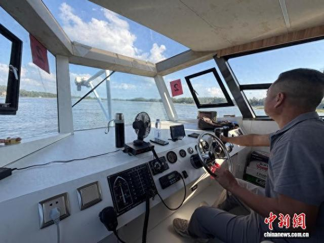 近日，广西玉林市陆川县九洲江流域，监测预警船行驶在宽阔水面上，仪器实时采集藻密度、叶绿素a等水体指标。陈秋霞 摄