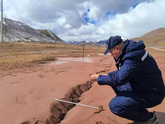 追踪调查首次发现西藏巴青7.0级地震地表破裂带，现场工作队员测量、采集相关数据。中国地震局 供图