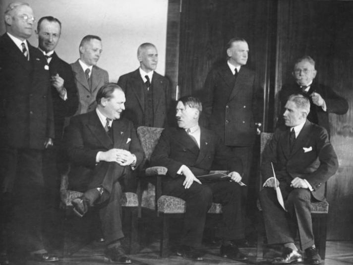 1933年希特勒内阁，前排最右为帕彭