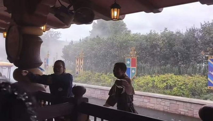 10月25日，上海迪士尼乐园“晶彩奇航”项目消防系统意外启动，演职人员疏散游客。受访者供图