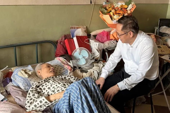 校领导前往谷先觉家中看望慰问。图源：学校公众号