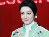 周涛身着M ESSENTIAL薄荷绿丝绒新中式套装、亮相