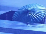 林俊杰唱着茉莉雨杨幂撑着伞出来了，真的要被美哭了