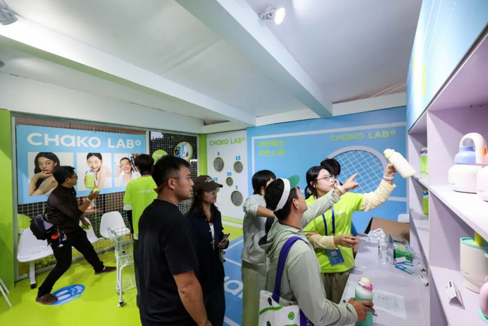 图为赛事周边成为抢手货。