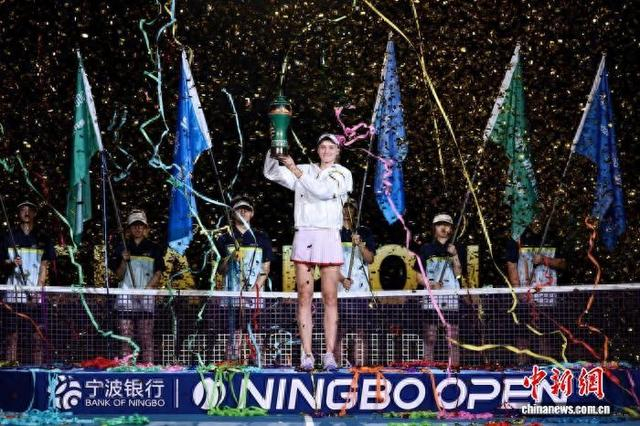 莱巴金娜捧起冠军奖杯。主办方供图