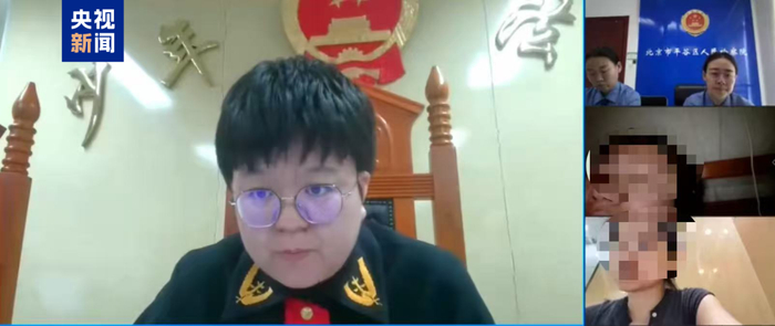 △此案第一次开庭，右侧中间分画面为“产后大出血”躺在诊所床上治疗的被告人（云法庭录像截图）