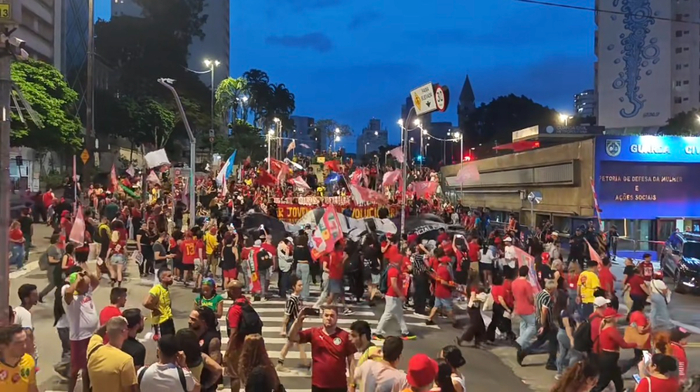 ▲10月24日，巴西圣保罗，人们走上街头参加支持卢拉的游行。受访者供图