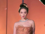 刘亦菲撑黑伞走红毯，雨中定格Elie Saab黑金羽毛高定