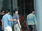 张真源回头险撞柱秒变俯卧撑，沙溢全程搀扶