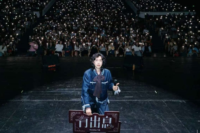 门腔和观众合影