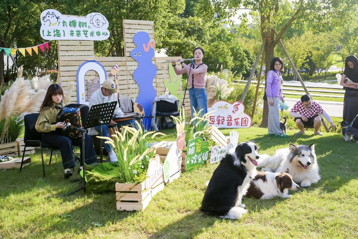 “萌宠欢乐颂”音乐会在露天舞台上演