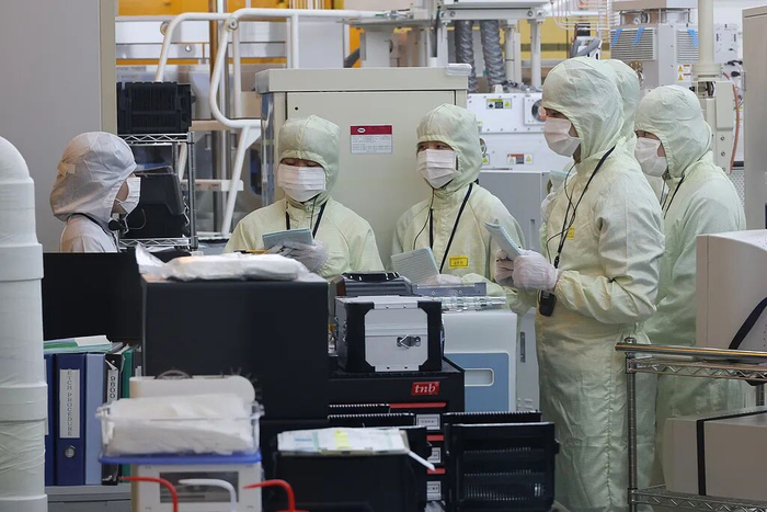 7月30日，韩国大田市一间半导体工厂，学生正在学习半导体制作的主要工艺。（视觉中国）