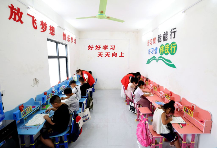 学生在河南襄城县颍阳镇大路吴社区党群服务中心写作业。新华社发