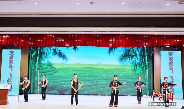 畲族歌言表演《这边山 那边山》。中新网记者 叶茂 摄