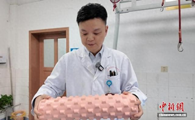 王风波讲解泡沫轴正确使用方法。记者 何浠 摄