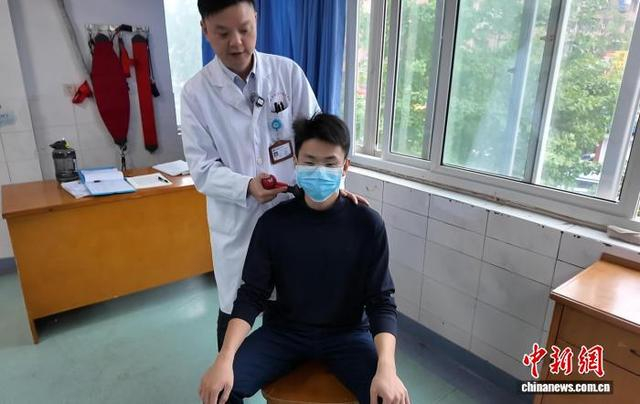 王风波讲解筋膜枪错误使用方法。记者 何浠 摄