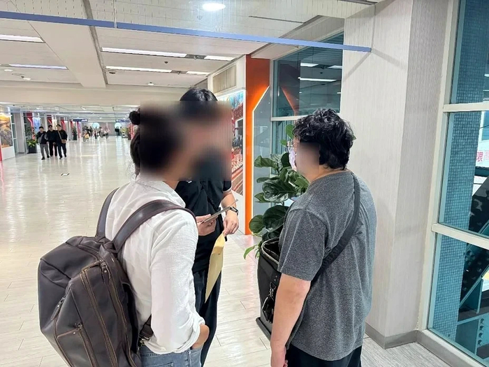 死者丈夫（灰衣男）26日被法院裁定羁押禁见。图源：台媒