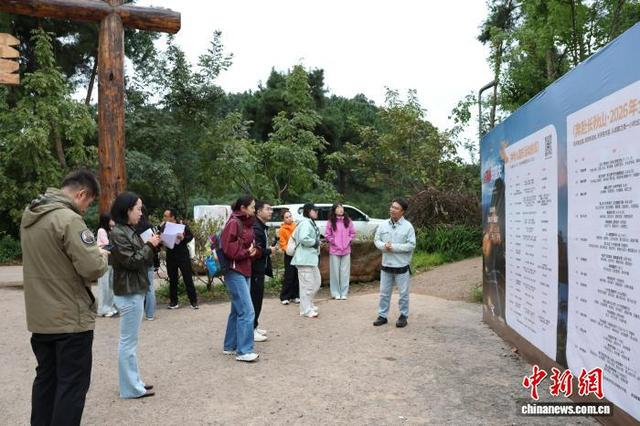 采访团走进蒲江负氧离子监测站点。宋欣益摄