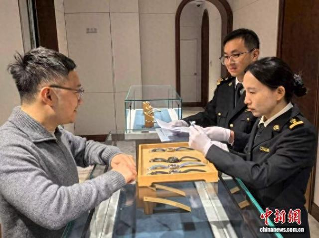 26日，海关关员对张园保税仓“进博直通车”货物进行入库检查。高文杰 摄
