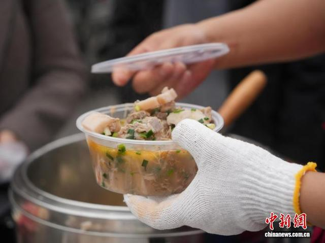 图为10月27日翟饶和熊泽珲为重病患者及家属准备的莲藕排骨汤。中新社记者 周燕玲 摄 