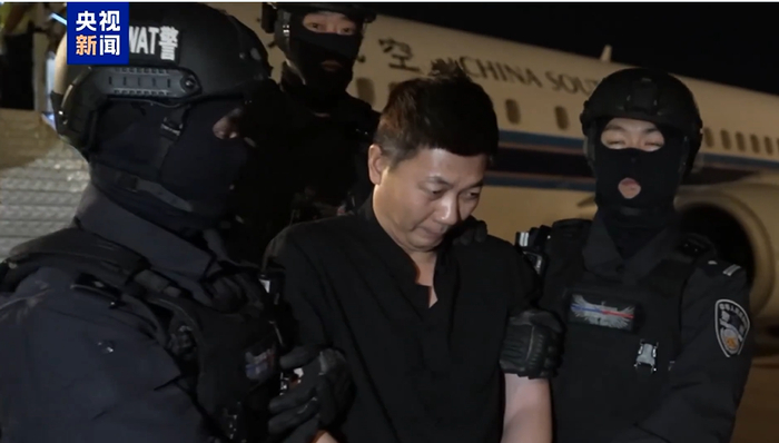 刘忍被押解回国