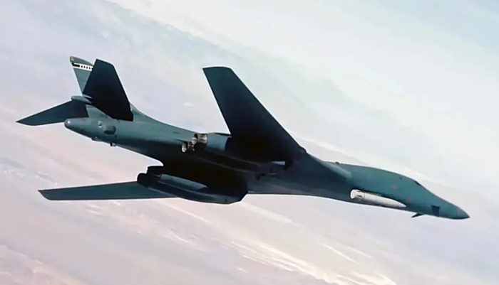 美国B-1B轰炸机挂载AGM-183A空射高超声速导弹进行测试。考虑到该导弹多次试射失败，后续发展能否顺利进行存在不确定性。