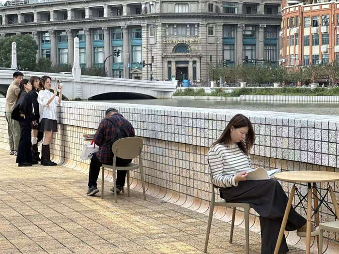 市民在苏州河畔阅读。