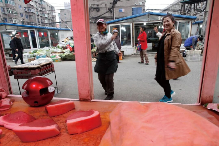 鞍山的菜市场内，几名卖菜档主在中午闲暇时，随着音乐跳广场舞。（图/CFP）