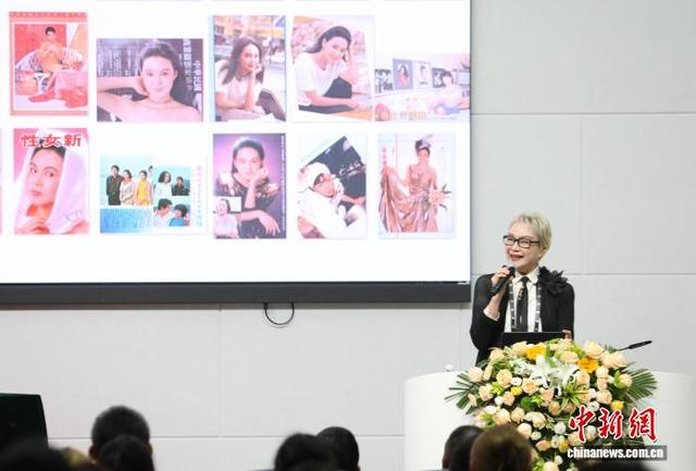 10月13日，杨惠姗在河北传媒学院进行题为《我的因缘·我的爱——一个“无中生有”的文化创意品牌》讲座。 河北传媒学院供图