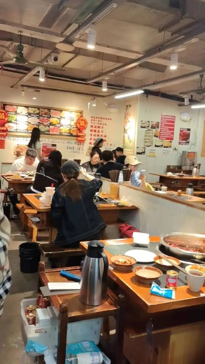 正在用餐的顾客。
