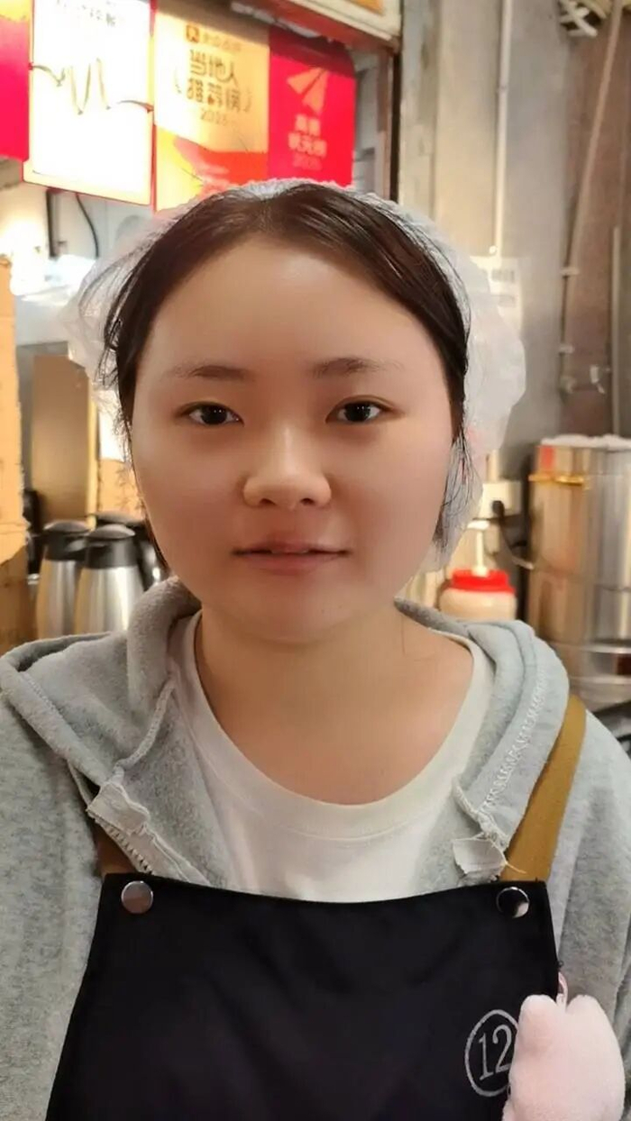 店员接受采访画面。