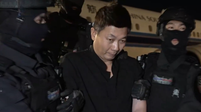刘忍被押解回国
