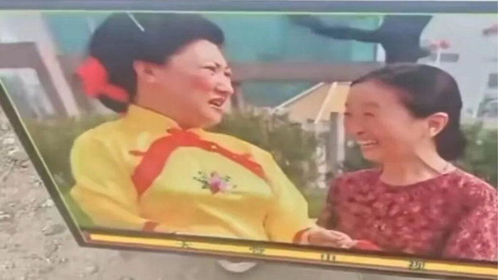高秀敏、张少华两位已故演员的肖像被印上祭祀用品，引发网友谴责。纵览新闻图