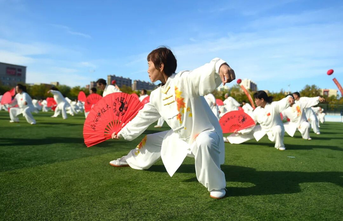 在河北沧州，太极拳爱好者在老年人大型文体活动展演现场表演太极扇。