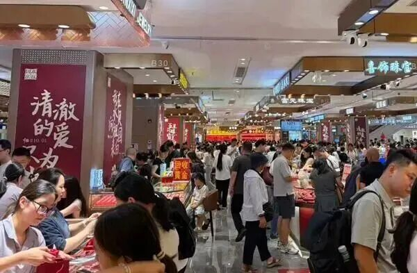 消费者在深圳水贝市场选购黄金饰品。受访者供图