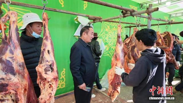 图为市民选购牛羊肉。祁绣娟 摄
