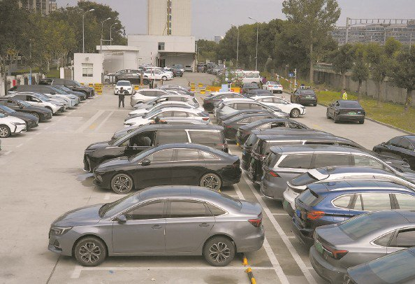             虹桥枢纽网约车蓄车场  本报记者  张龙  摄          