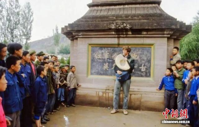 1985年，魏华德在位于陕西省延安市吴起县的中央红军长征胜利纪念碑前。 受访者供图