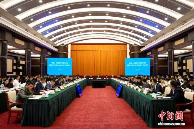 图为新疆—成渝地区双城经济圈氢能综合应用试点城市群工作部署会现场。景诗雁 摄