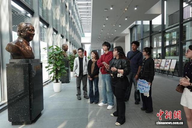 10月28日，中外青年参观宁波帮博物馆。中新社记者 刘子琳 摄