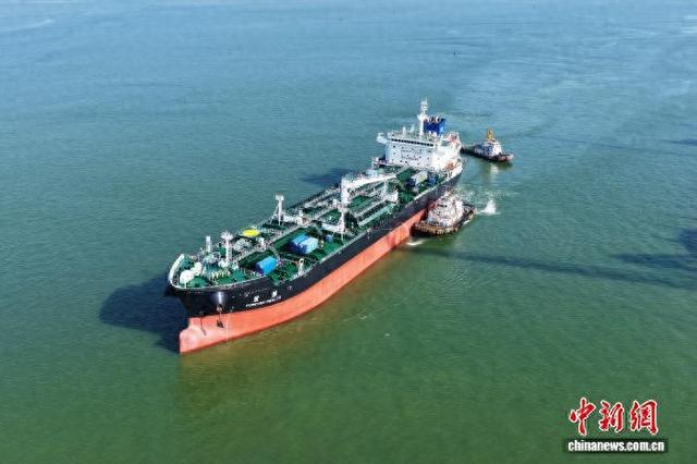 中船广船国际联合中船贸易为招商南油建造的4.99万吨化学品/成品油船1号船。广船国际 供图