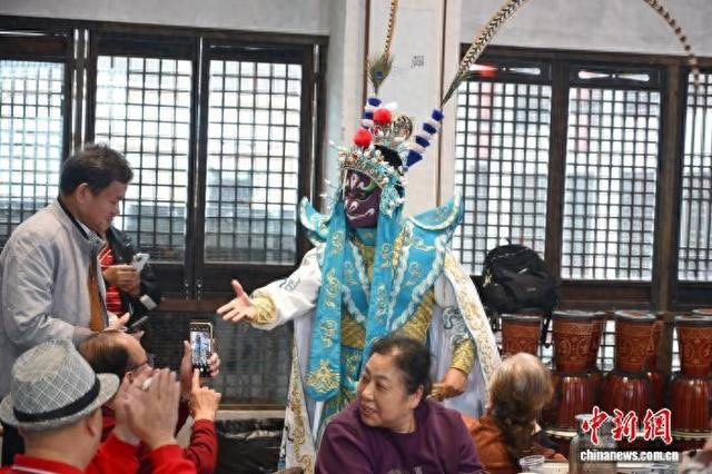在长沙县开慧镇“初恋茶馆”，川剧变脸节目上演。中新网记者 杨华峰 摄