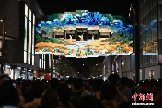 10月28日，游人观看“匠师熔装”秀。中新社记者 王刚 摄