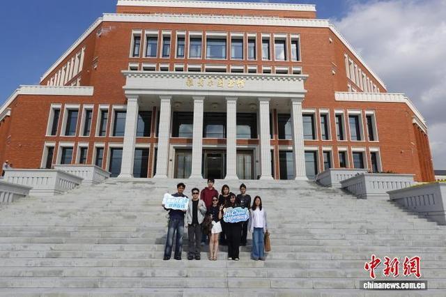 10月28日，中外青年在宁波东方理工大学图书馆前打卡。中新社记者 刘子琳 摄