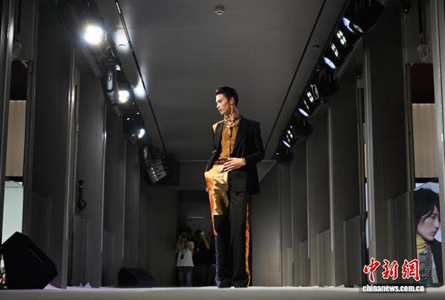 10月28日，陆仙人在西子廊桥上展示“匠师熔装”。中新社记者 王刚 摄