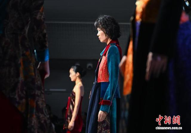 10月28日，模特展示“匠师熔装”。中新社记者 王刚 摄