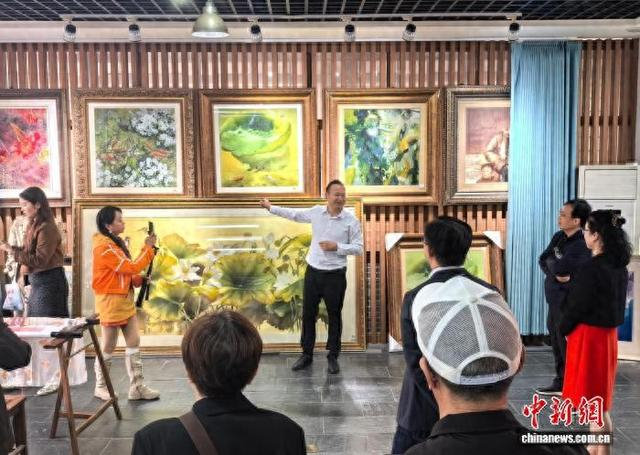 10月29日，2026欧洲华文媒体长沙行采访团走进湖南省沙坪湘绣博物馆。向一鹏 摄