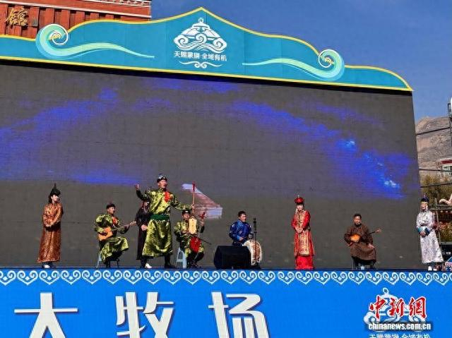 图为活动现场文艺展演。祁绣娟 摄