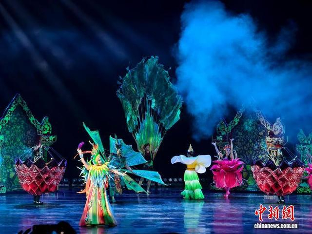 傣族章哈剧《乌莎巴罗》演出现场。中新网记者 韩帅南 摄