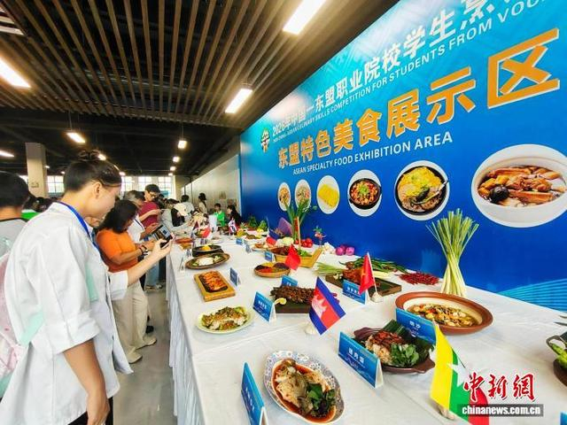 图为民众参观东盟特色美食展示区。中新社记者 黄艳梅 摄